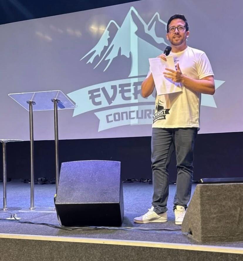 Prof. Chacon palestrando no evento Everest Concursos