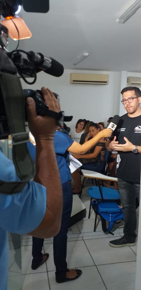 Prof. Chacon sendo filmado por equipe de TV
