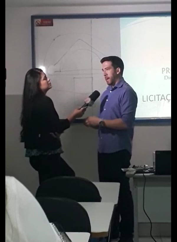 Prof. Chacon dando aula sobre licitações